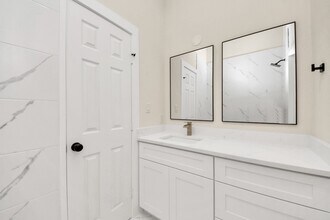 8025 Peachtree St in Houston, TX - Building Photo - Building Photo