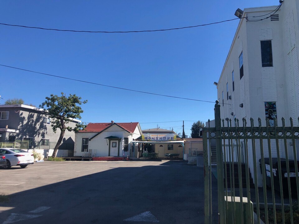 1230 S Hobart Blvd in Los Angeles, CA - Building Photo