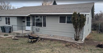 301 Cedar St in La Grande, OR - Building Photo