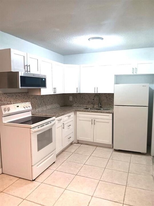 1733 Mayo St, Unit 2 in Hollywood, FL - Building Photo