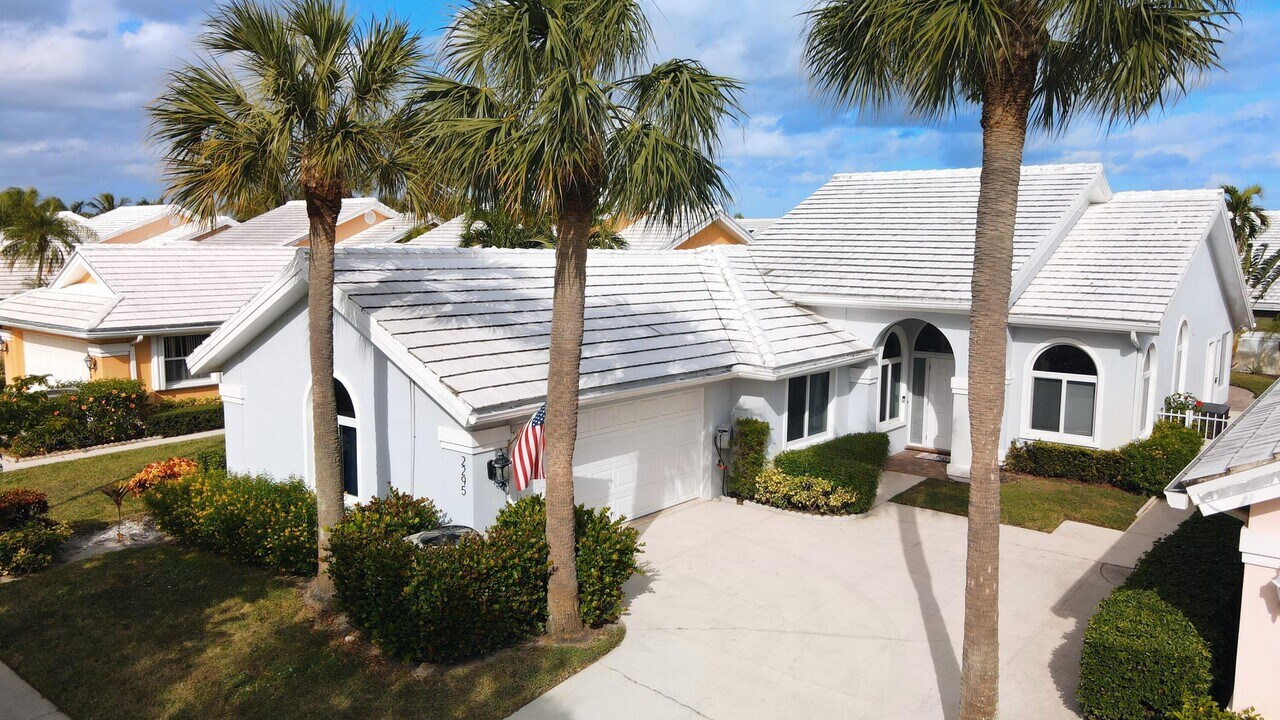 2295 Saratoga Ln in West Palm Beach, FL - Building Photo