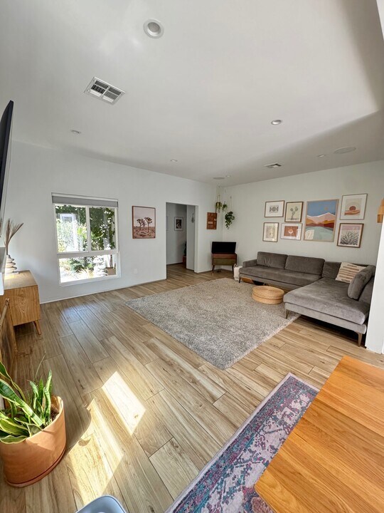 8838 Cadillac Ave in Los Angeles, CA - Foto de edificio