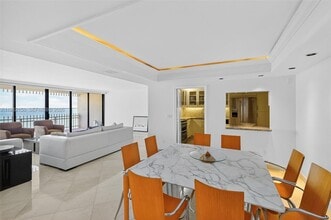 2 Grove Isle Dr in Miami, FL - Foto de edificio - Building Photo