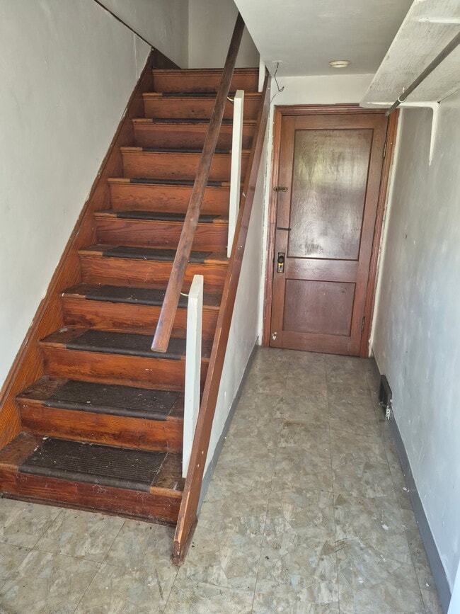 19 Charles St, Unit Spacious 1-Bedroom Apt in Dravosburg, PA - Foto de edificio - Building Photo