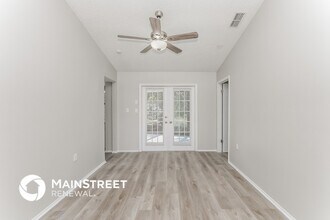 8055 Wooden Dr in Spring Hill, FL - Foto de edificio - Building Photo