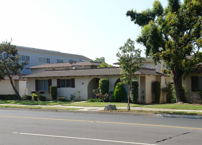 326 W La Veta Ave in Orange, CA - Building Photo - Building Photo