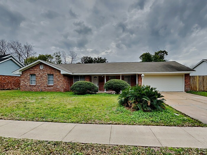 10222 Belfast Rd in La Porte, TX - Building Photo