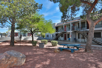 Mountain Lakes Apartments in Tucson, AZ - Building Photo - Building Photo