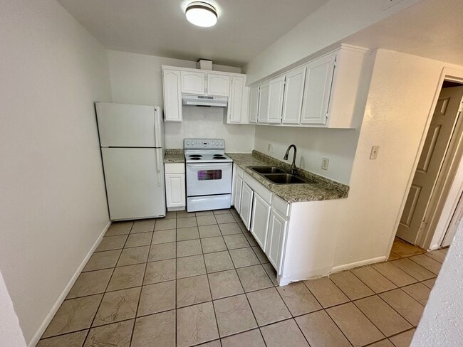 property at 809 W 1st St