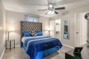 311 Highland Cross Dr in Houston, TX - Building Photo