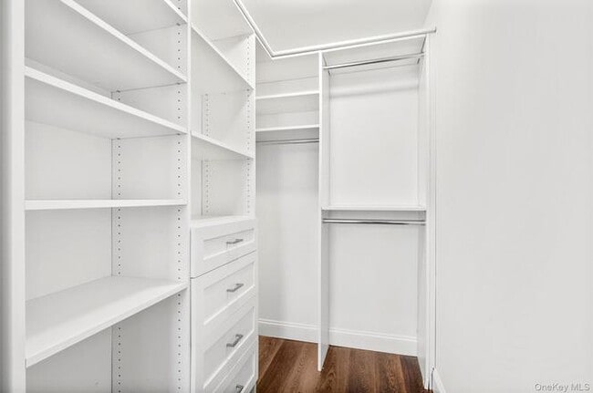 10 Byron Pl in Larchmont, NY - Building Photo - Building Photo