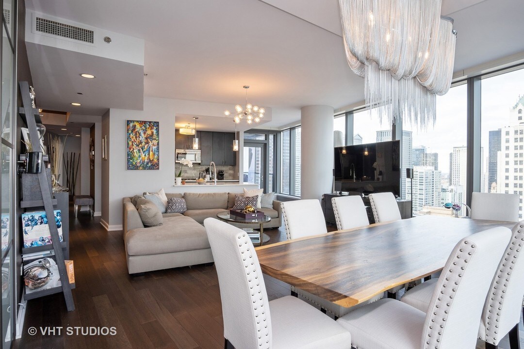 60 E Monroe St in Chicago, IL - Building Photo