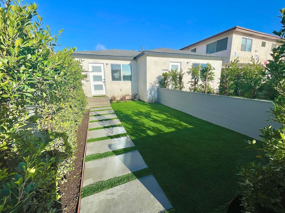 12759 Matteson Ave in Los Angeles, CA - Foto de edificio
