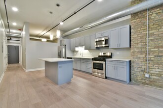 25 W Hubbard St in Chicago, IL - Building Photo - Building Photo