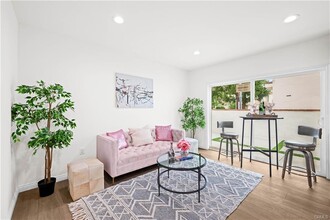 3805 W Heffron Dr in Burbank, CA - Building Photo - Building Photo