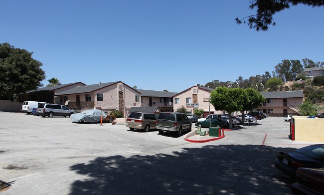 Auburn 2019 in San Diego, CA - Foto de edificio - Building Photo