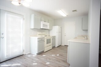 7117 Walkup Ln in Austin, TX - Foto de edificio - Building Photo