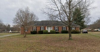 128 Cherokee Dock Rd in Lebanon, TN - Building Photo