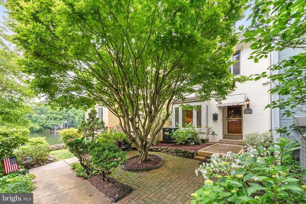 2023 Chadds Ford Dr in Reston, VA - Building Photo