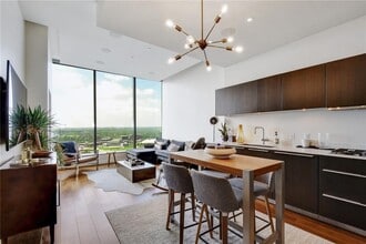 210 Lavaca St in Austin, TX - Foto de edificio - Building Photo