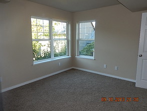 1744 NW Miller Hill Pl in Portland, OR - Foto de edificio - Building Photo