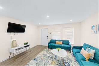 4502 Parrot Ave in Naples, FL - Foto de edificio - Building Photo