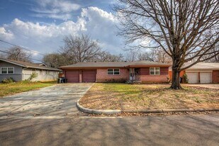 405 Vine St in Euless, TX - Building Photo