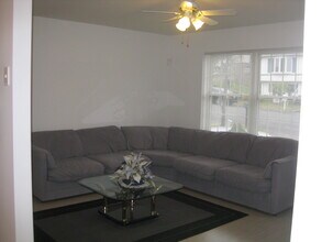 7 Donna Ln in Branford, CT - Foto de edificio - Building Photo