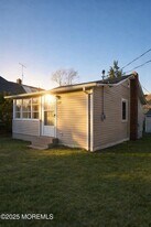 239 Bay Ave in Leonardo, NJ - Building Photo