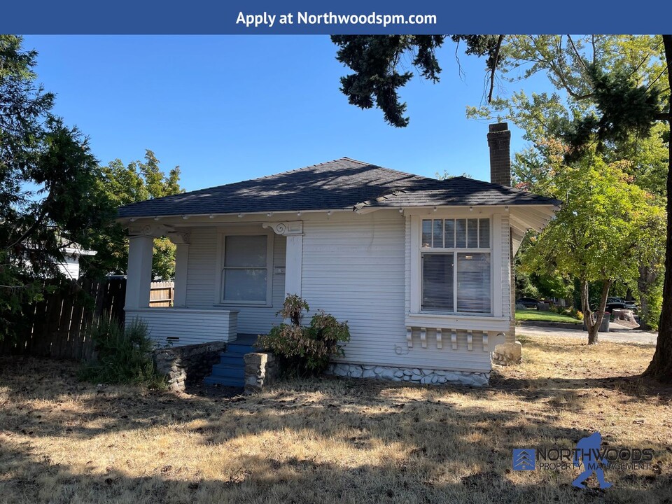 204 Crater Lake Ave in Medford, OR - Building Photo