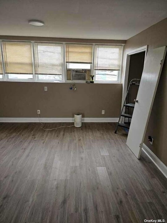 524 Merrick Rd in Lynbrook, NY - Building Photo