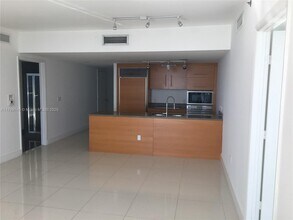 475 Brickell Ave, Unit 4307 in Miami, FL - Building Photo - Building Photo