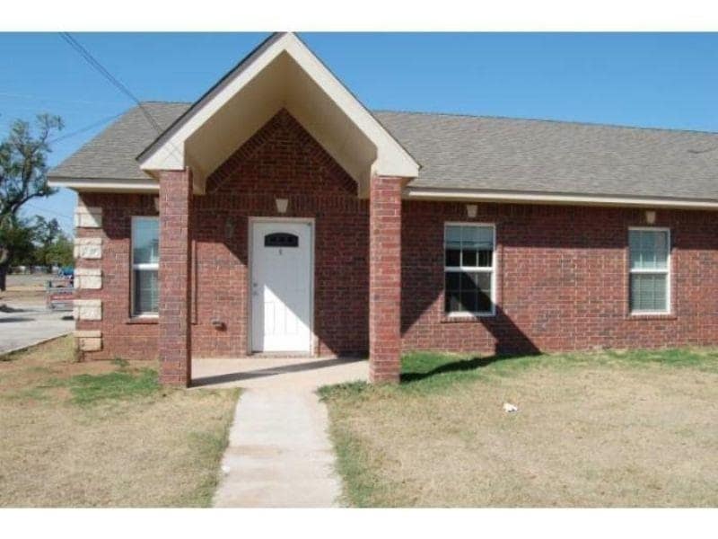 215 W E Ave in Cache, OK - Building Photo