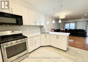 48 Chambers Ct in Brampton, ON - Building Photo - Building Photo