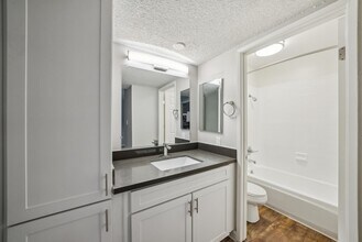 La Valencia Apartment Homes in Campbell, CA - Foto de edificio - Building Photo
