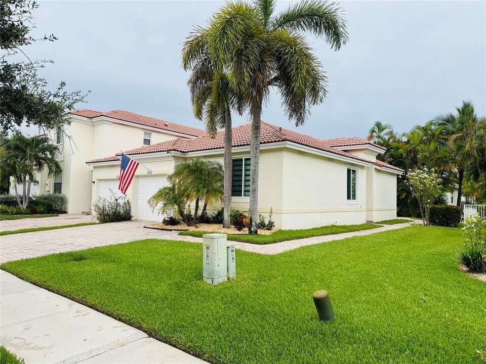 18761 SW 28th Ct in Miramar, FL - Building Photo