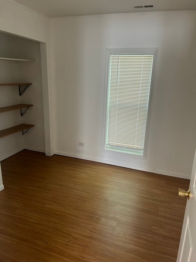 2135 Kemble Ave, Unit 2nd floor 2bedroom in North Chicago, IL - Foto de edificio - Building Photo