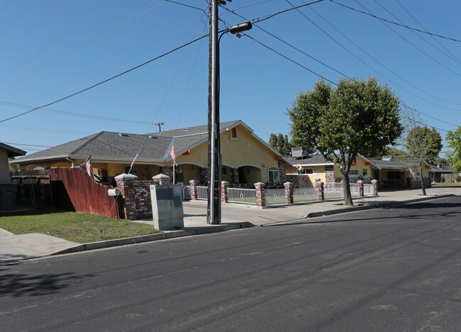 Four J Apartments in Clovis, CA - Building Photo - Building Photo