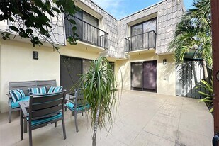 1700 Embassy Dr in West Palm Beach, FL - Building Photo