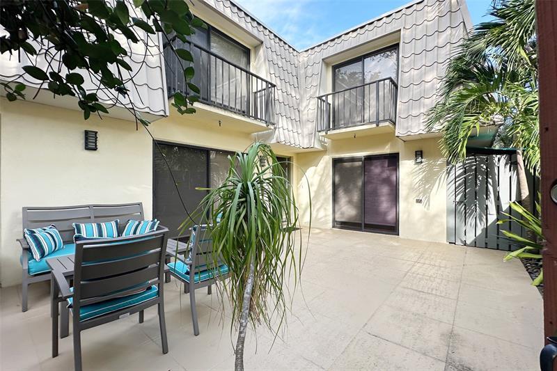 1700 Embassy Dr in West Palm Beach, FL - Building Photo