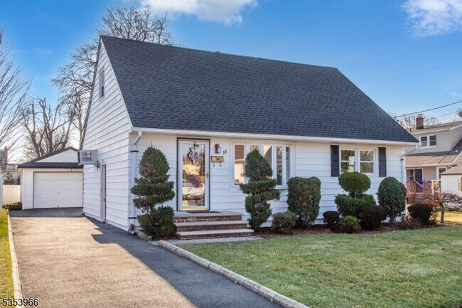 11 Jaskot Ln in Clifton, NJ - Building Photo - Building Photo