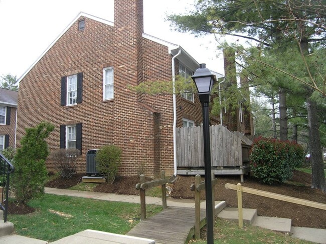 2550 D S Arlington Mill Dr in Arlington, VA - Foto de edificio - Building Photo