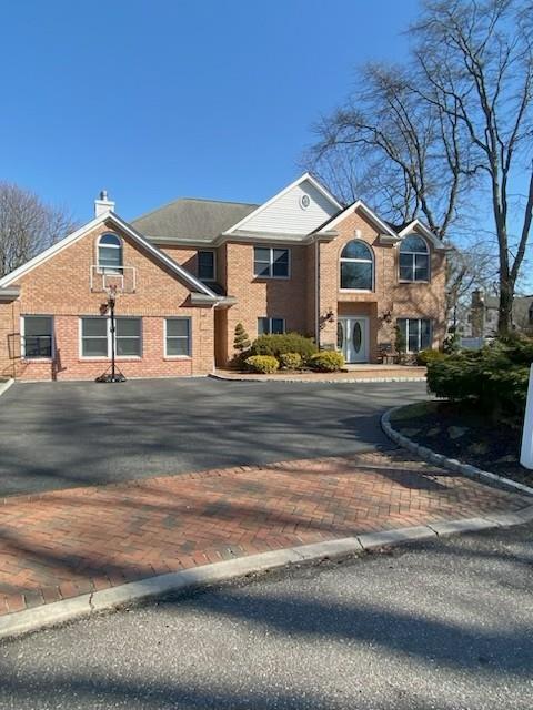 31 Constance Ct in West Islip, NY - Building Photo