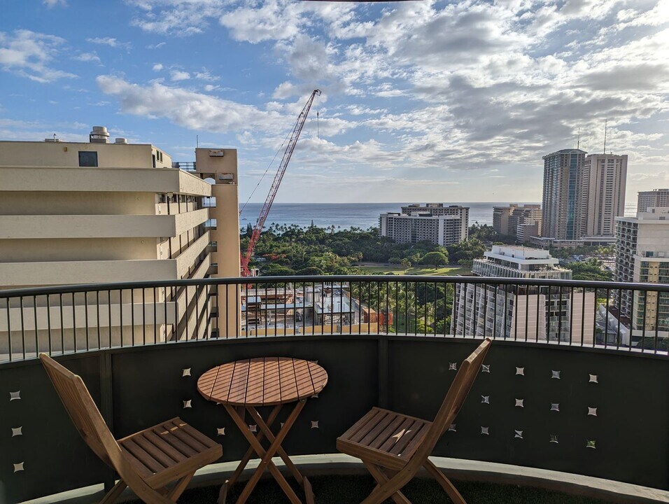 421 ?Olohana St in Honolulu, HI - Building Photo