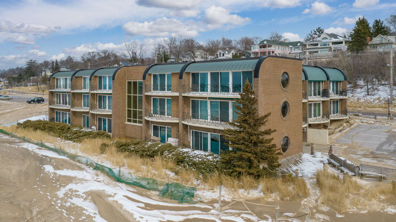 Lighthouse Point in Grand Haven, MI - Building Photo