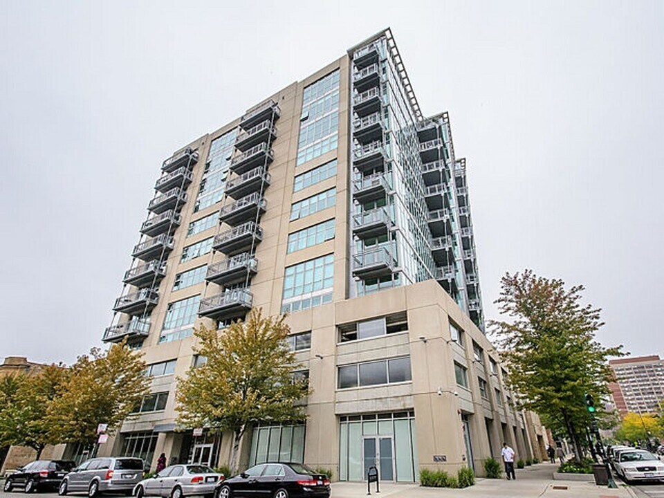 1000 W Leland Ave in Chicago, IL - Building Photo