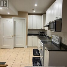 40 Featherwood Dr in Vaughan, ON - Building Photo - Building Photo