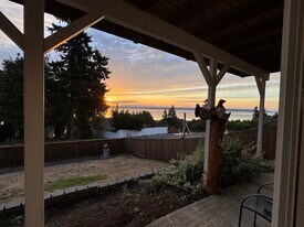 1353 Rainbow Ln in Camano, WA - Building Photo
