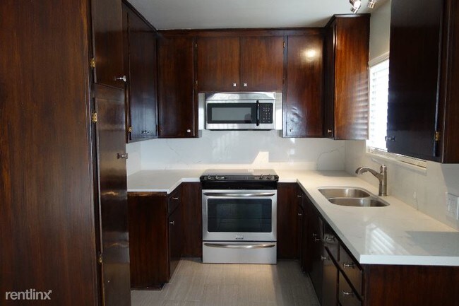 22641 Del Valle St in Los Angeles, CA - Building Photo - Building Photo