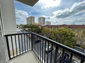2049 S Ocean Dr in Hallandale Beach, FL - Building Photo - Building Photo